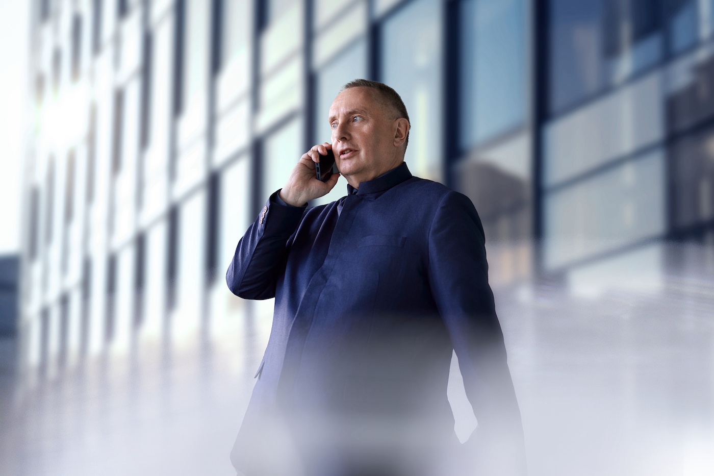 Ralf Stiller telefoniert zur Immobilien-Sachwertanlage und Finanzplanung in München